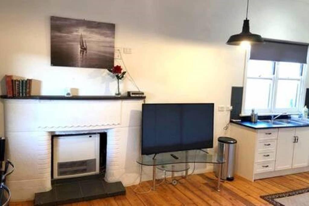 Modern Charming Miners' Cottage +Free Internet ブロークンヒル エクステリア 写真
